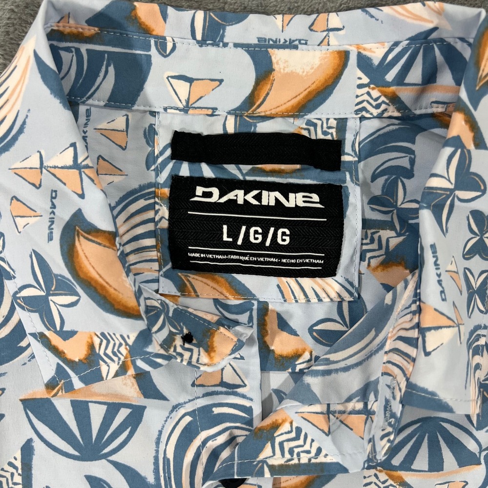 Dakine Mens Blue Shark Fin Wave Print Short Sleeve Button Up Shirt Large NWT - Picture 2 of 8